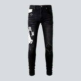 Schwarze Skinny Jeans mit weißer Stickerei